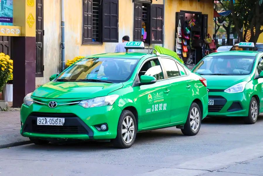 Taxi Mai Linh – taxi traditionnel fiable au Vietnam, reconnaissable à sa couleur verte