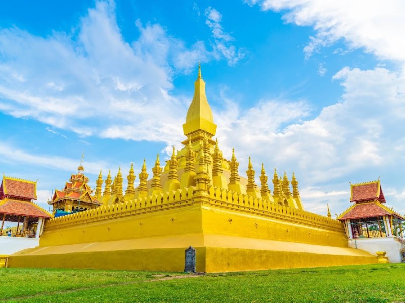 À Vientiane, That Luang s’impose comme un symbole sacré chargé d’histoire et de foi