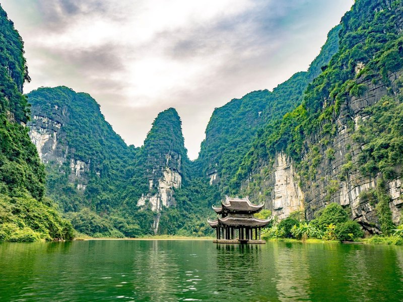 Trang An dévoile un paysage spectaculaire de pitons karstiques, de rivières paisibles et de sanctuaires nichés au cœur de la nature UNESCO au Vietnam