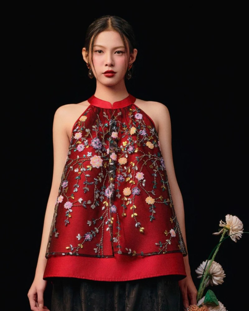 Aujourd’hui, l’ao yem se réinvente à travers des styles variés, entre tradition et modernité