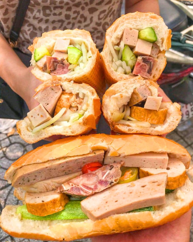 Banh mi cha lua muoi tieu