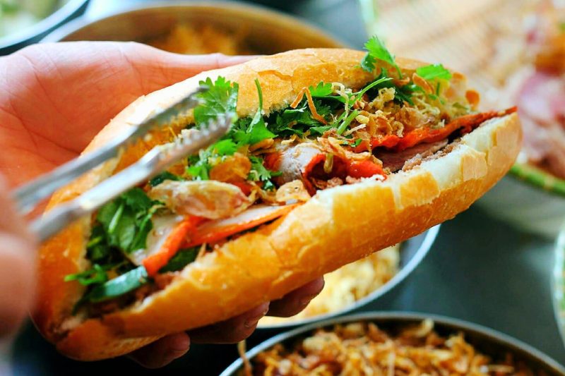 Simple, rapide et délicieux, le bánh mì accompagne le quotidien des habitants de Hanoi