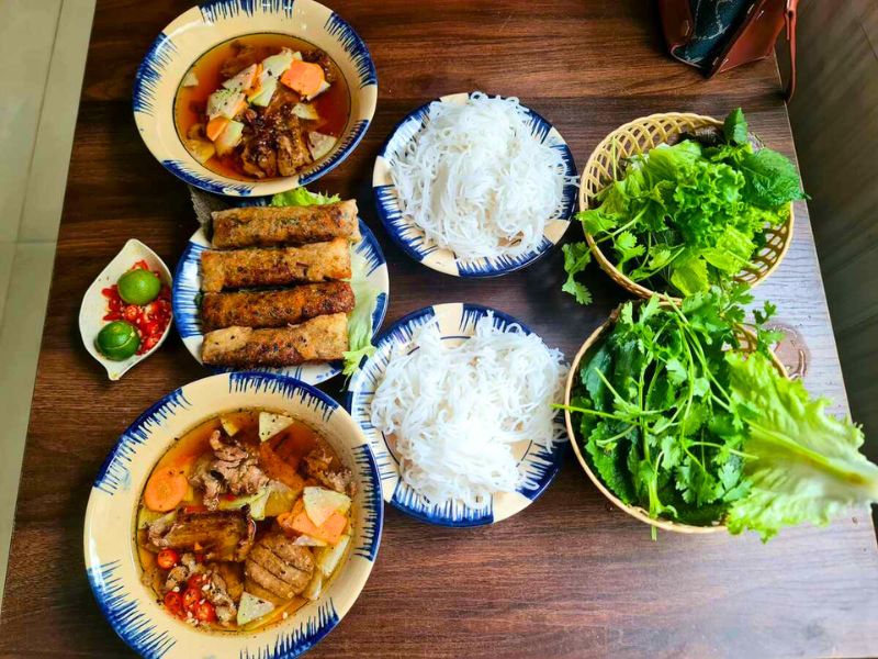 Servi avec une sauce nuoc-mâm légèrement sucrée, le bún chả est un incontournable de la cuisine hanoïenne