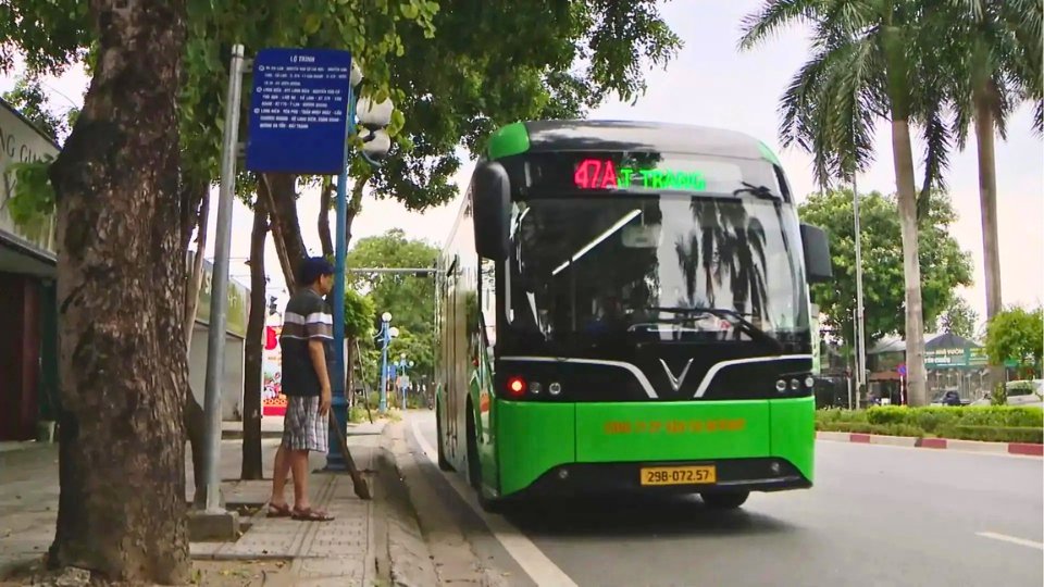 Le bus 47A relie directement le centre de Hanoï au village de Bat Trang