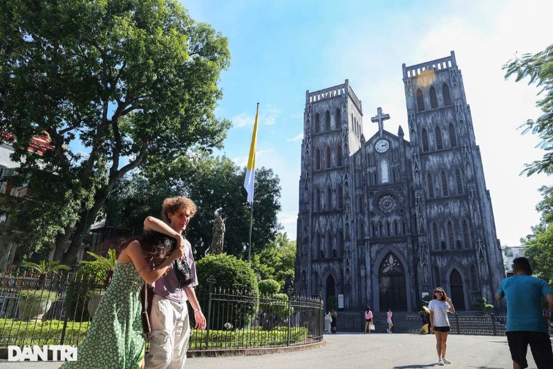 La façade néogothique de la cathédrale Saint-Joseph, l’un des lieux les plus photographiés de Hanoi
