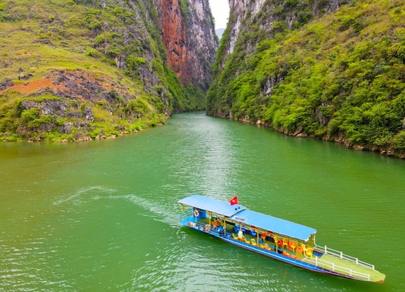 Descendre dans le canyon Nho Que en barque