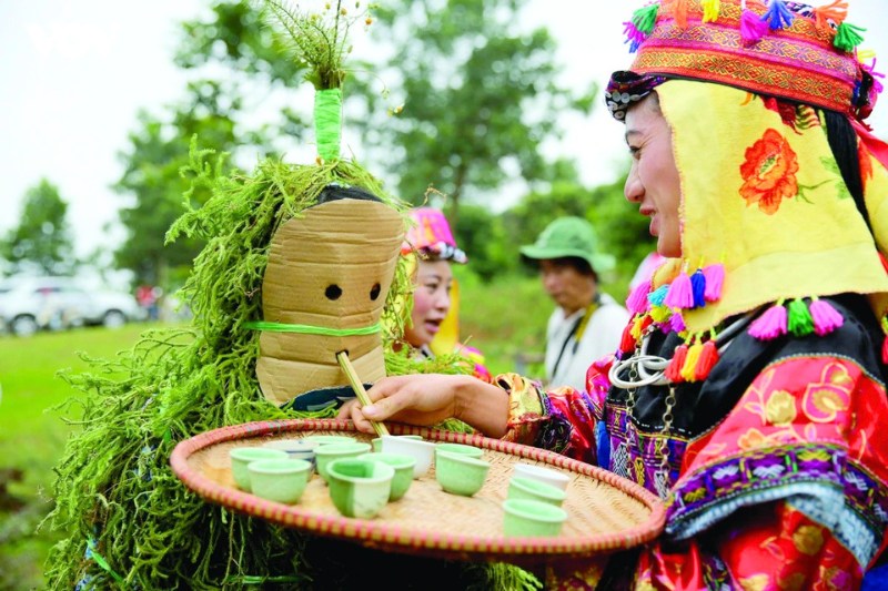 Le « Đam pí », cérémonie de culte des ancêtres, est le rituel le plus sacré des familles Lô Lô à Lô Lô Chải, exprimant le respect et le lien spirituel avec les ancêtres