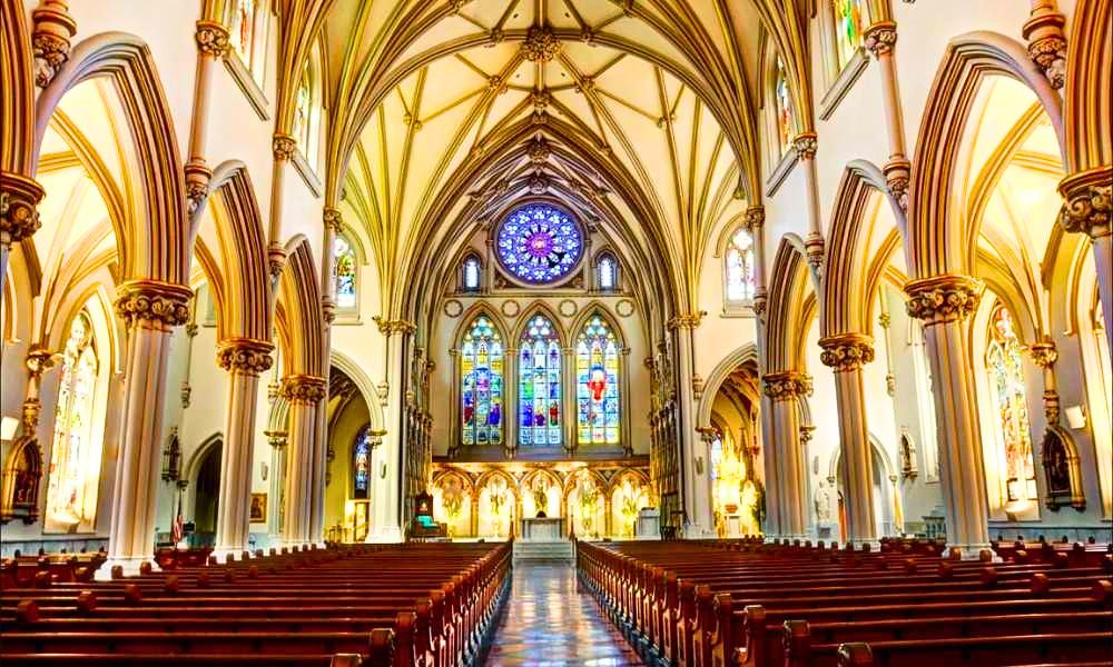 L’intérieur de la cathédrale Saint-Joseph de Hanoi, avec sa nef gothique et ses vitraux colorés