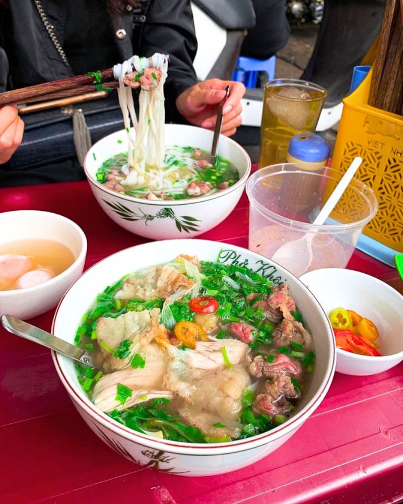 Le Pho bo, soupe emblématique de Hanoi, séduit par son bouillon parfumé et ses fines tranches de bœuf
