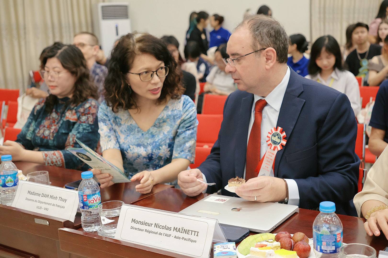 Mme Dam Minh Thuy (ULIS) et M. Nicolas Maïnetti (AUF) à la finale Aimer Pour Guider 2026
