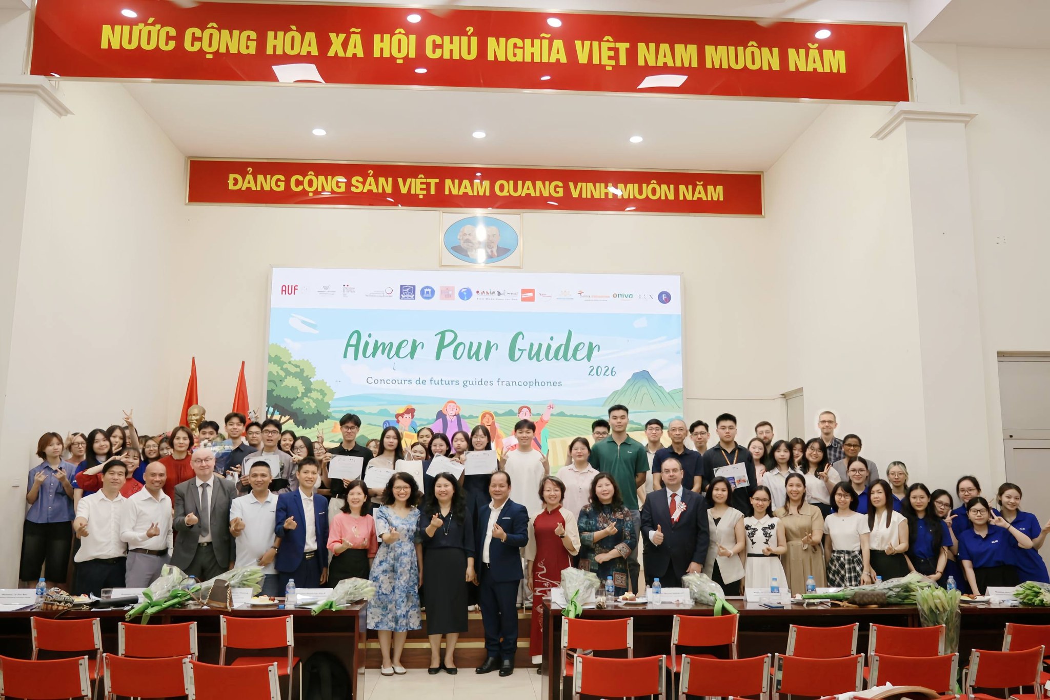 Photo de groupe à la finale Aimer Pour Guider 2026 à l'ULIS Hanoi