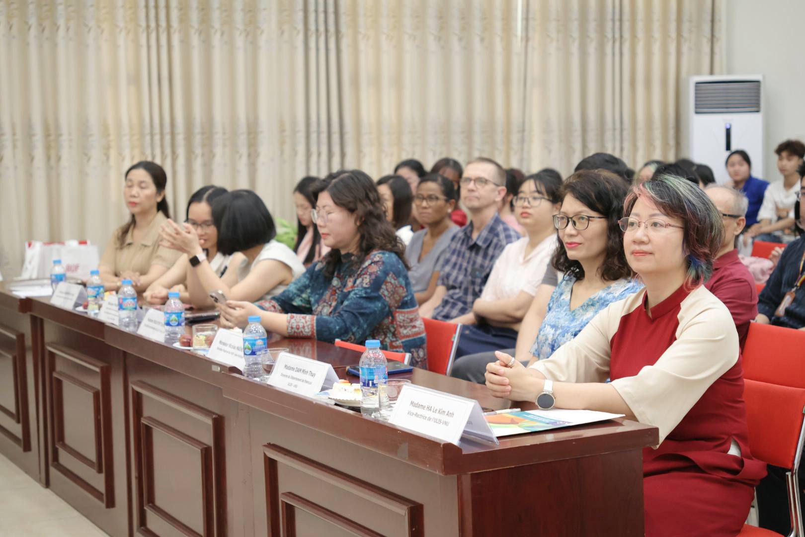 Le jury de la finale Aimer Pour Guider 2026, dont Mme Ha Le Kim Anh, vice-rectrice de l'ULIS