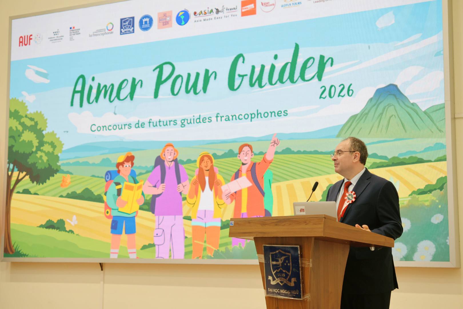 Nicolas Maïnetti, Directeur régional AUF Asie-Pacifique, à la tribune de la finale Aimer Pour Guider 2026