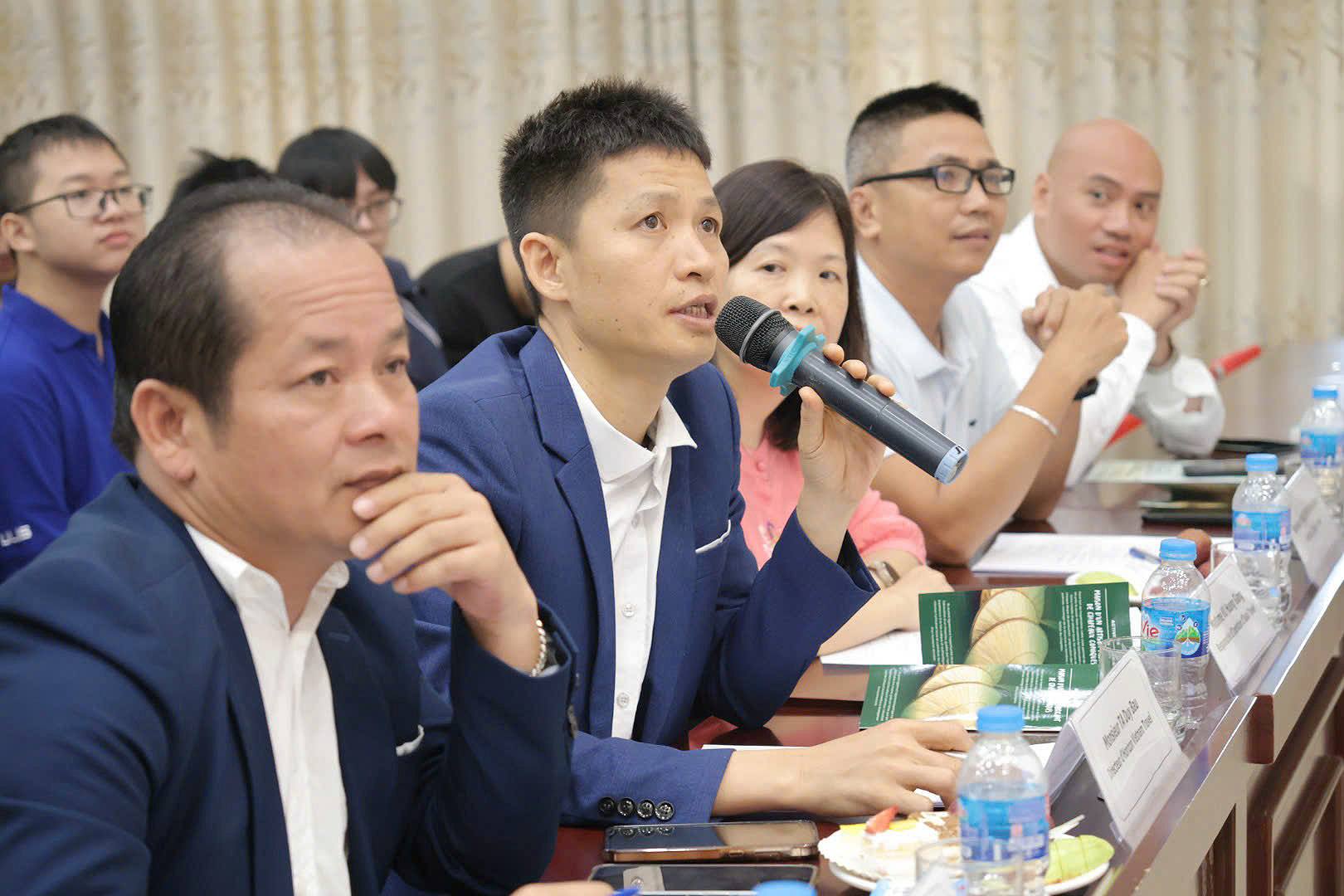 M. Ta Duy Bau, directeur d'Horizon Vietnam Travel, prenant la parole à la finale Aimer Pour Guider 2026