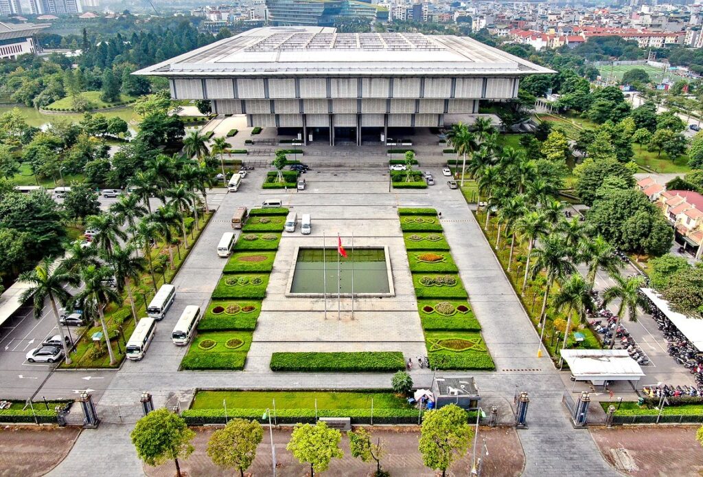 Façade extérieure du Musée de Hanoi - pyramide inversée