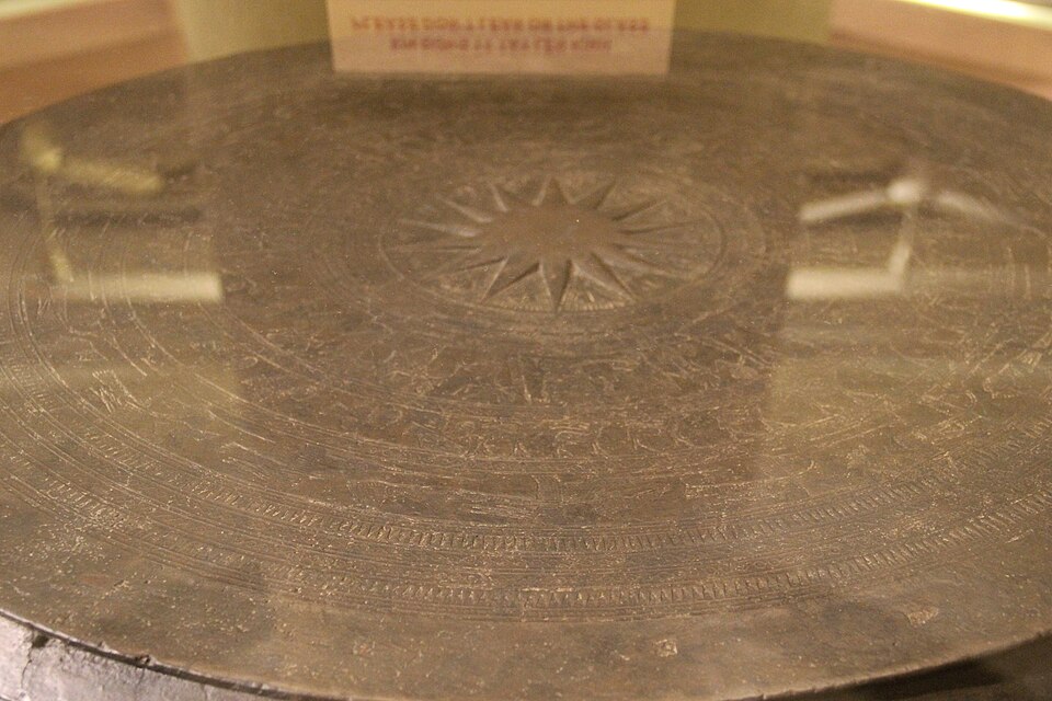 Tambour de bronze Đông Sơn - culture Cổ Loa - trésor national