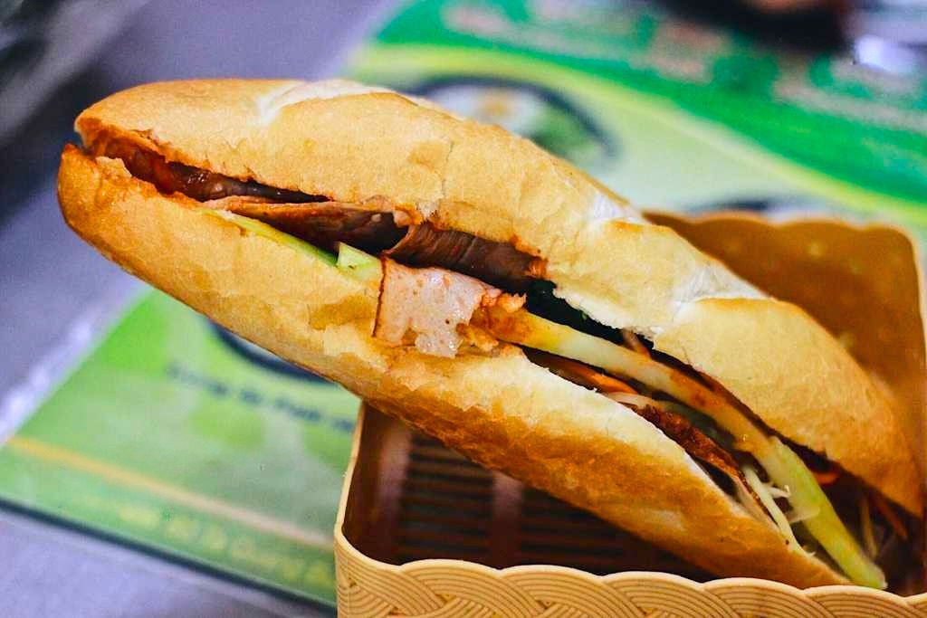 Le bánh mì traditionnel de Ba Dan, ouverte depuis 1979
