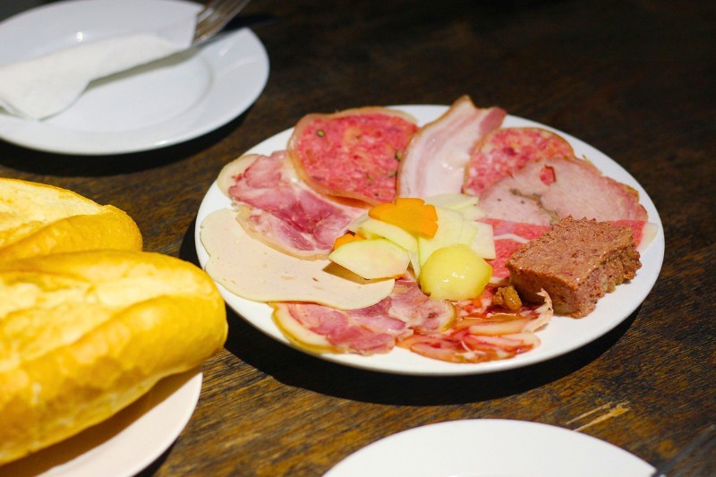 L'assiette de charcuteries de Nguyen Sinh, institution depuis 1942L'assiette de charcuteries de Nguyen Sinh, institution depuis 1942