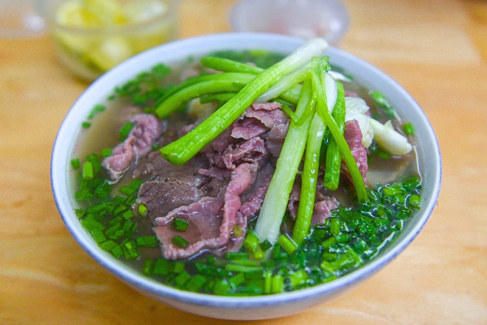 Un bol de pho hanoïen, bouillon limpide et nouilles soyeuses