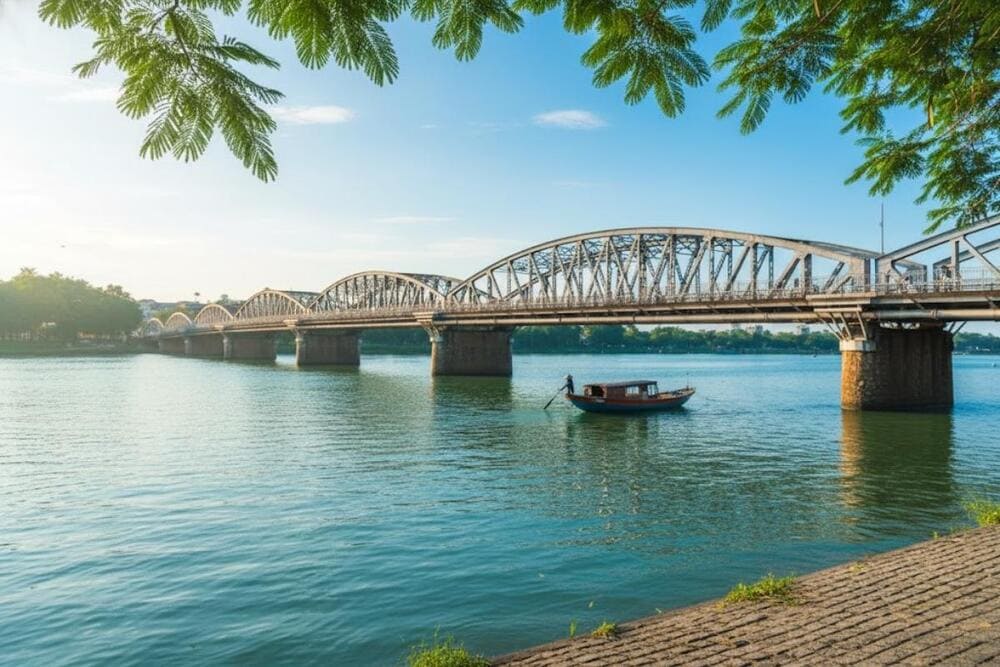 Six travées et douze arches d'acier composent le pont Truong Tien
