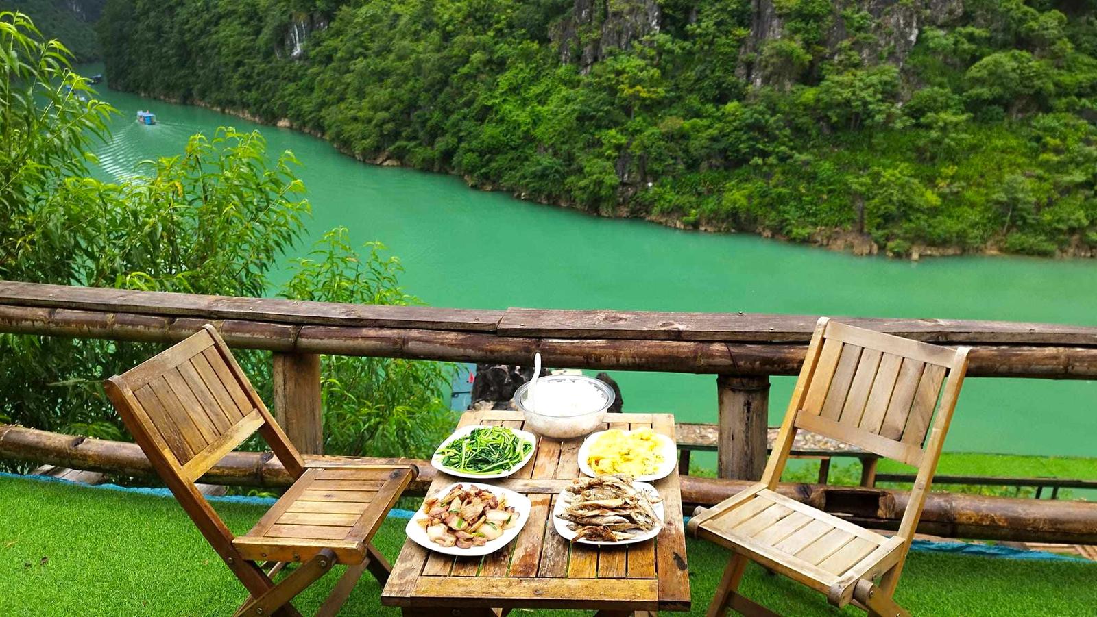 Repas avec vue sur la riviere Nho Que, la vue a un million de dollars