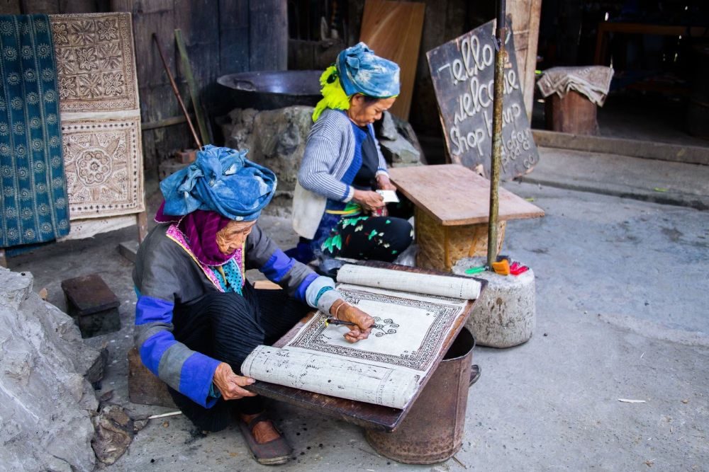 Artisanes de la coopérative de tissage de lin de Lung Tam au travail