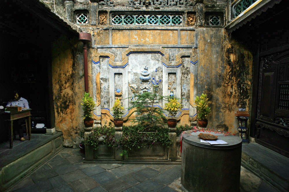 Autel des ancêtres dans la maison Tấn Ký