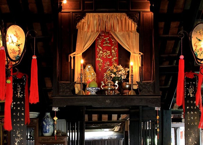 Autel des ancêtres et de Thien Hau, maison Phung Hung