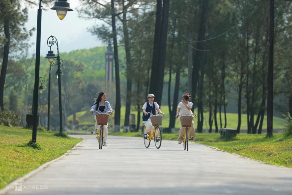 Balade à vélo vers le tombeau de Gia Long