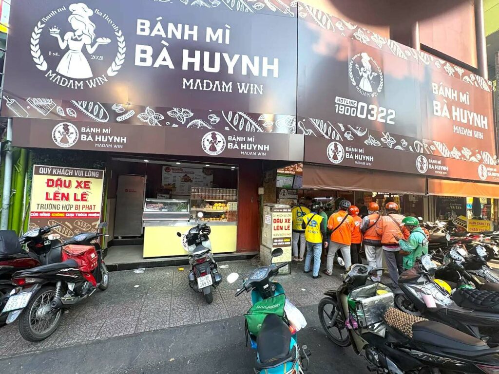 Le stand de Ba Huynh (Madam Win) et ses bánh mì format XXL.