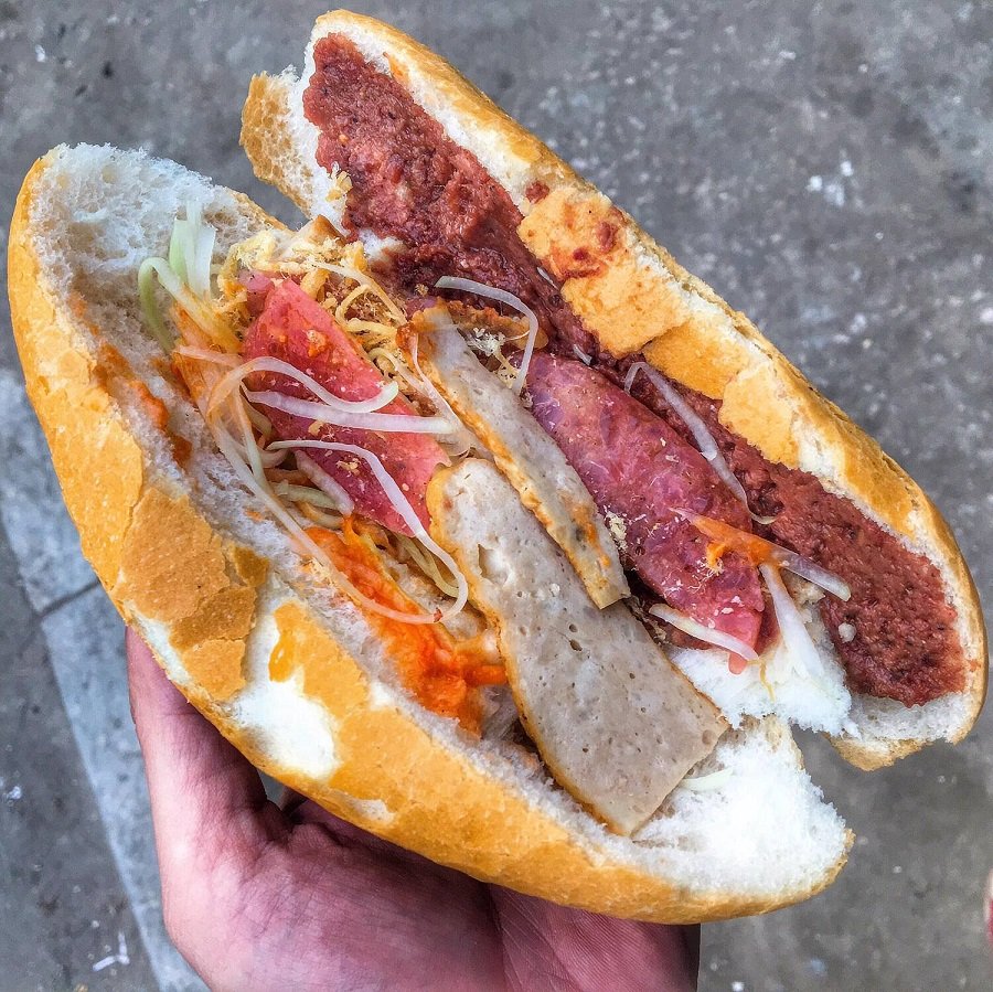 Bánh mì Huế : Le bánh mì copieux et abordable de chi Dau.