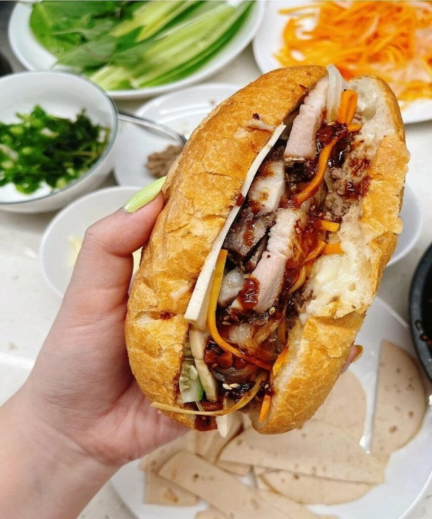 Banh mi Hue Le bánh mì généreux de Chu Tuan, quartier d'An Cuu