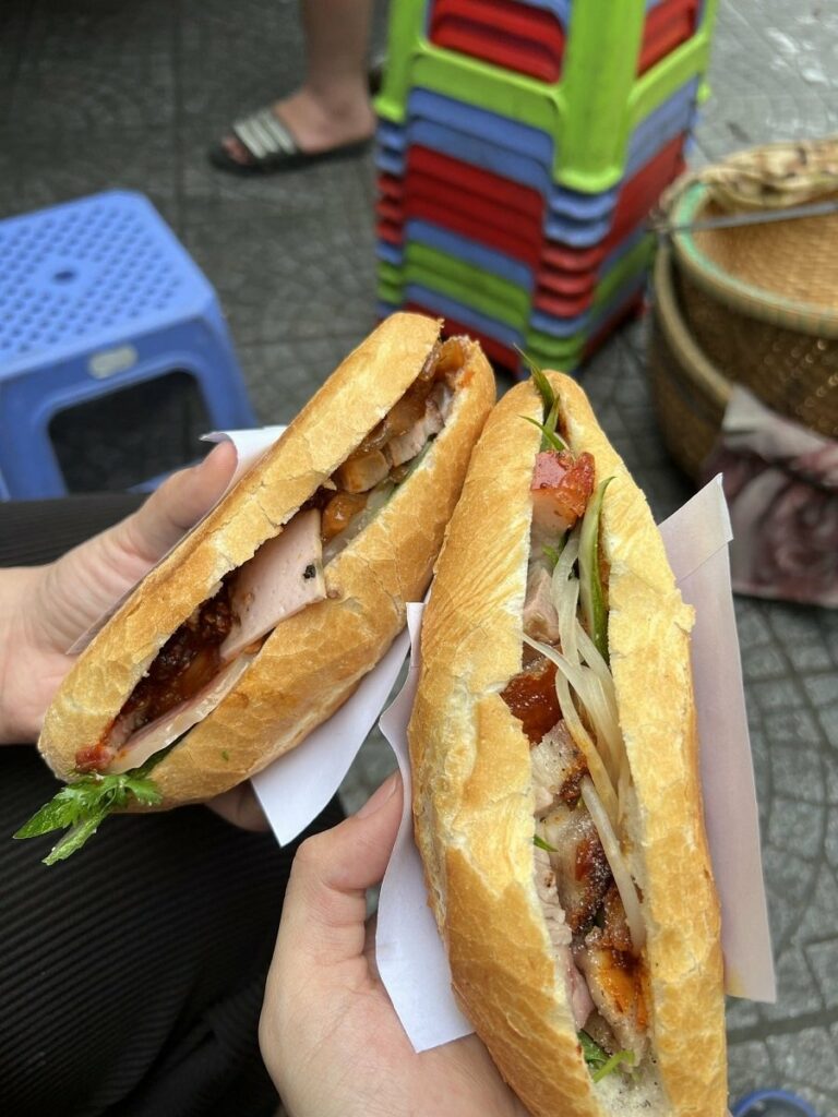 Bánh mì Huế : Le bánh mì heo quay de Be Na, au porc rôti croustillant.