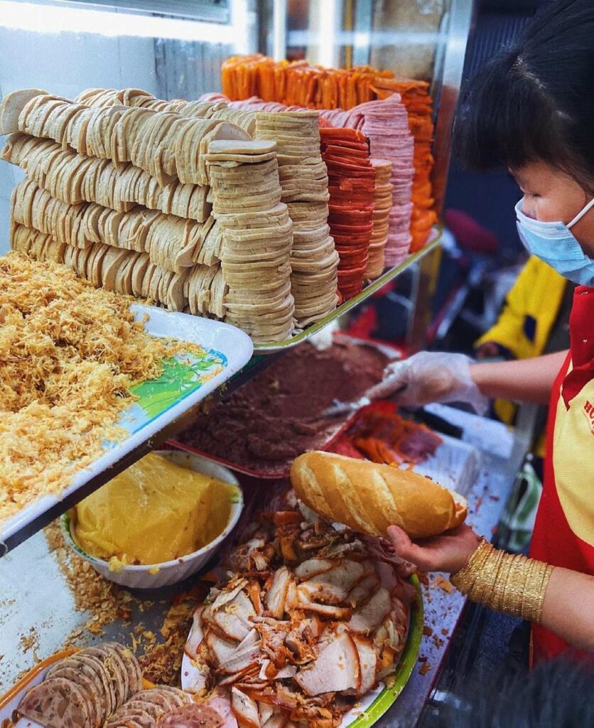 Le comptoir de Huynh Hoa et son ballet de charcuteries.