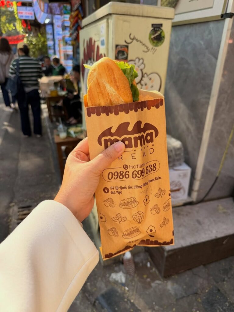 Le bánh mì mixte de Mama, près de la cathédrale Saint-Joseph.