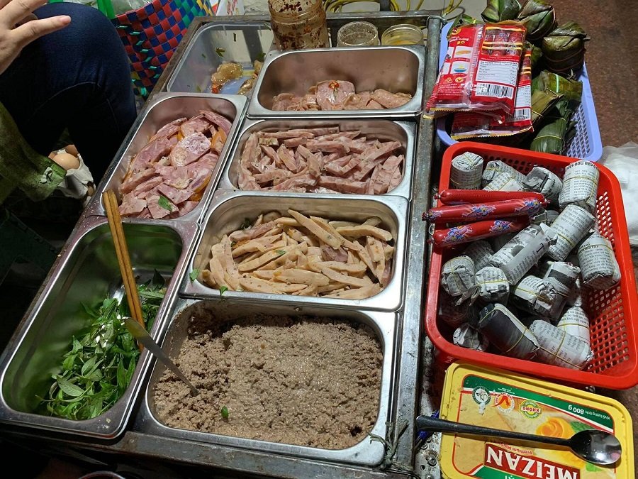 Bánh mì Huế : Le bánh mì de O Tho, au pied du pont Truong Tien.