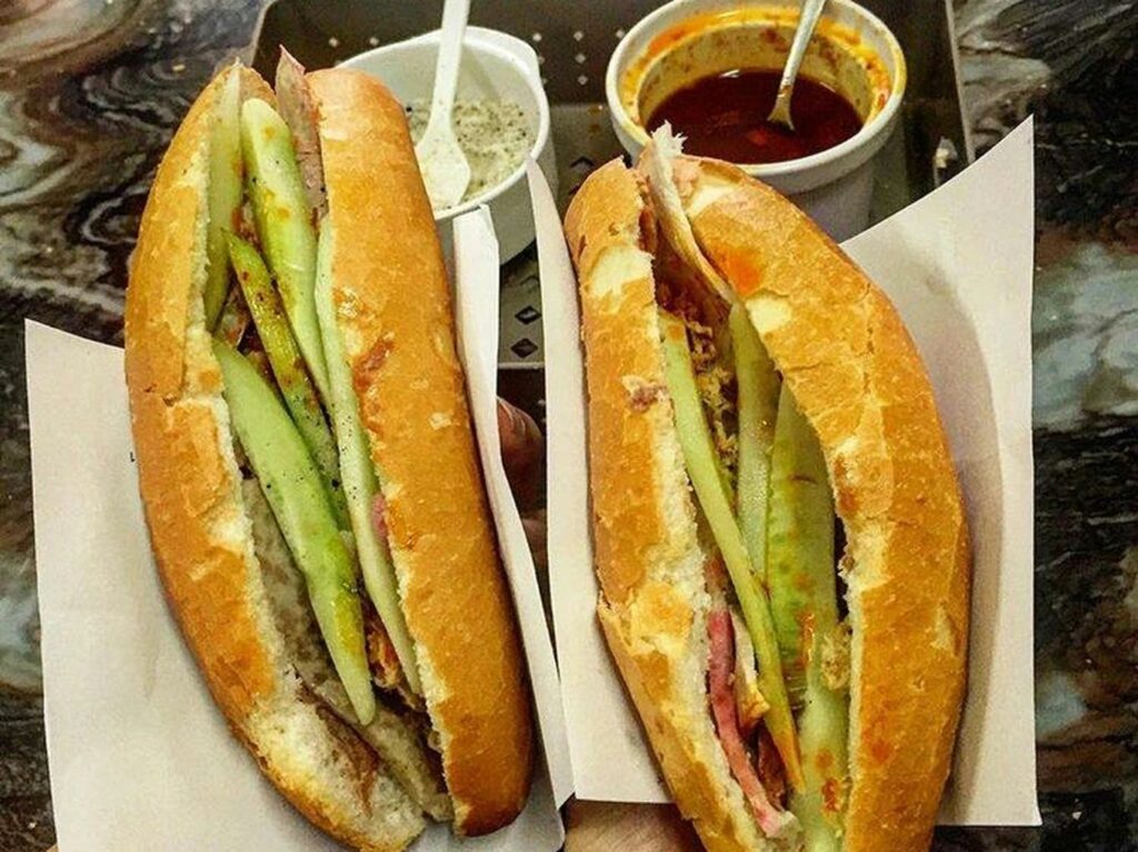 Le bánh mì pâté de Pho Hue, en activité depuis 1974.