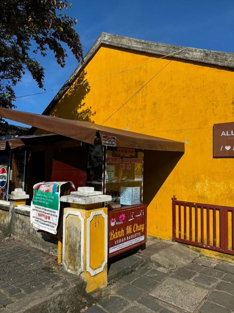La devanture jaune de Banh Mi Phuong, sacrée « meilleur bánh mì du monde » par Anthony Bourdain.