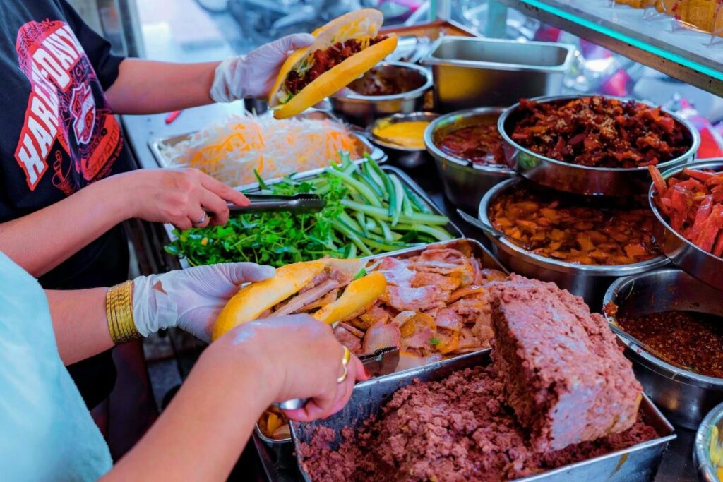 Bánh mì Huế : Le bánh mì thịt xíu de Dong Ba, au porc braisé caramélisé.