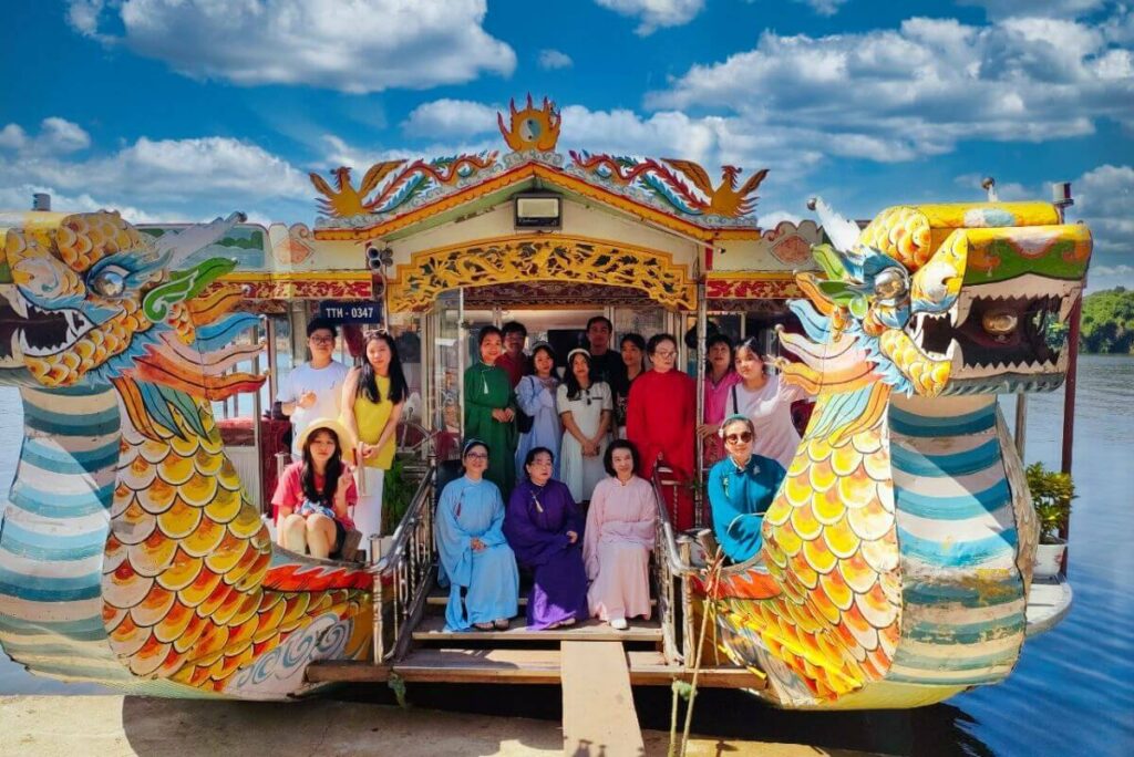 Barque-dragon sur la rivière des Parfums vers le tombeau de Gia Long