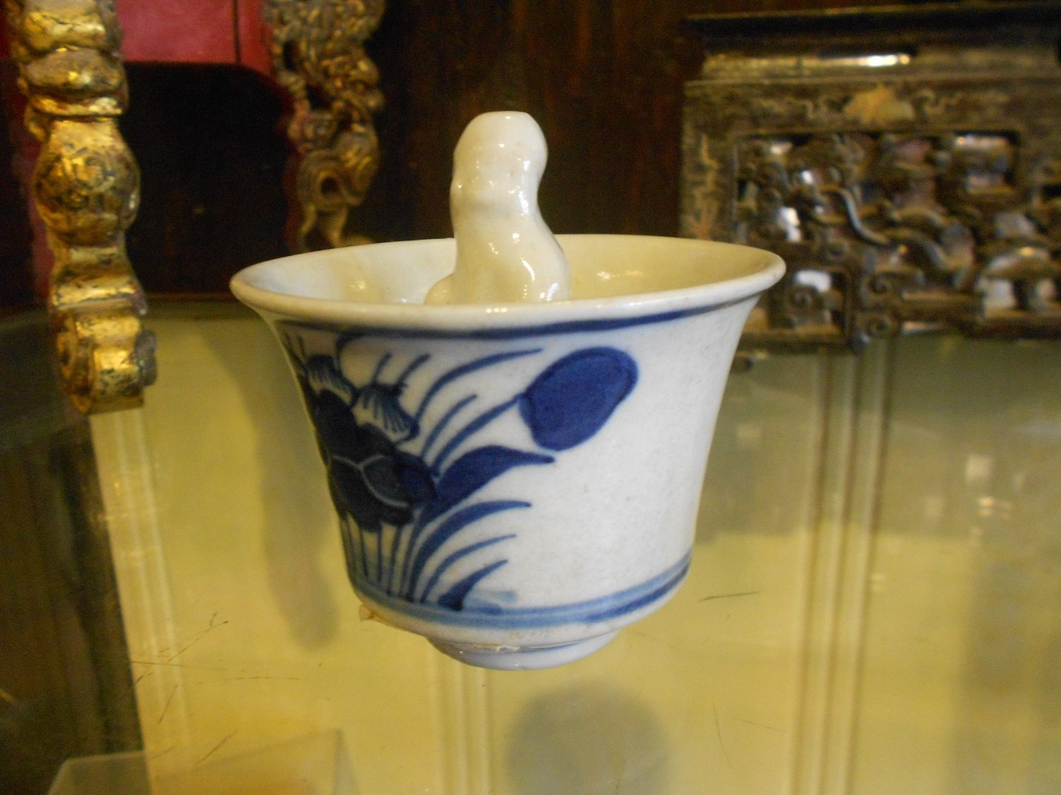 Bol de Confucius exposé dans la maison Tấn Ký