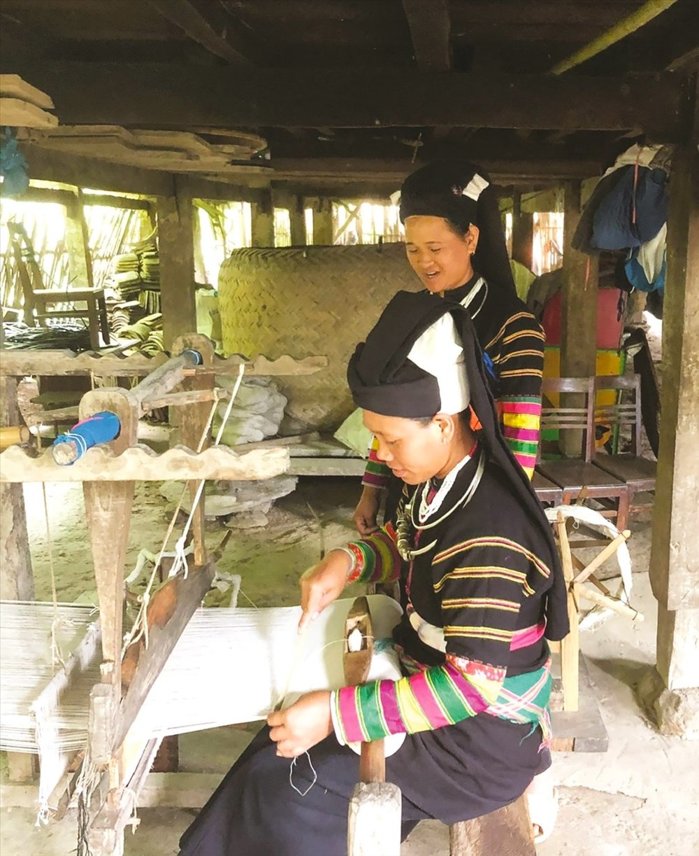 Tissage et broderie de brocart lo lo à Khuoi Khon