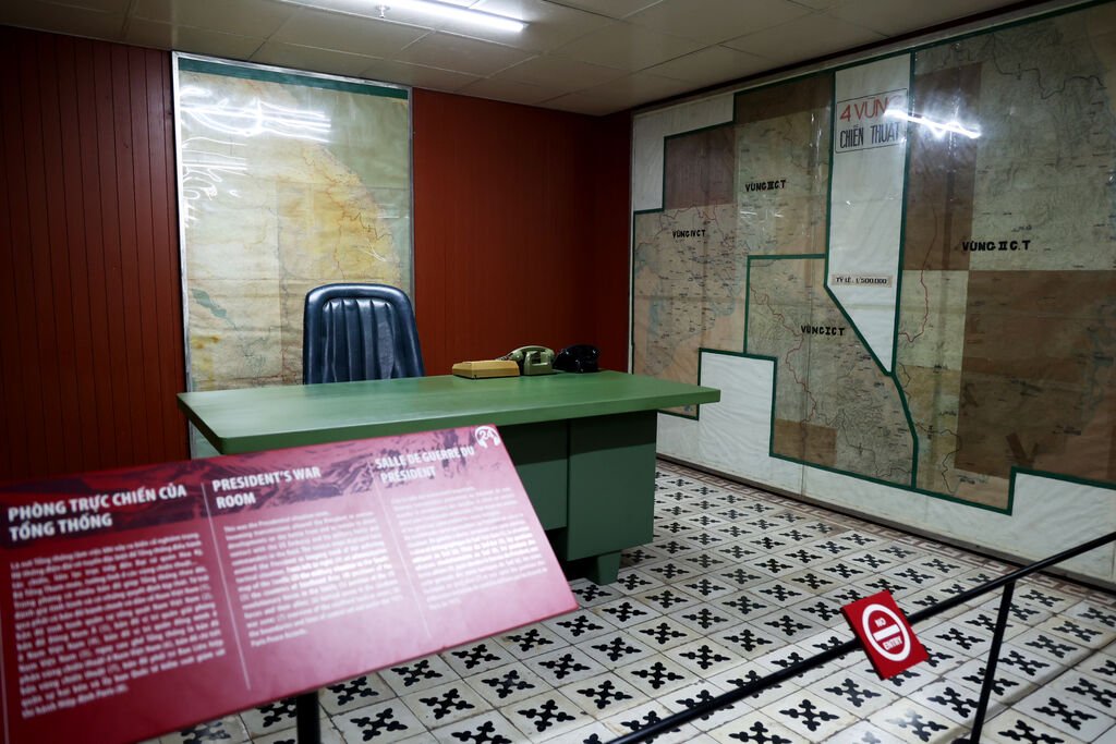 La salle des cartes du bunker de commandement, au sous-sol.