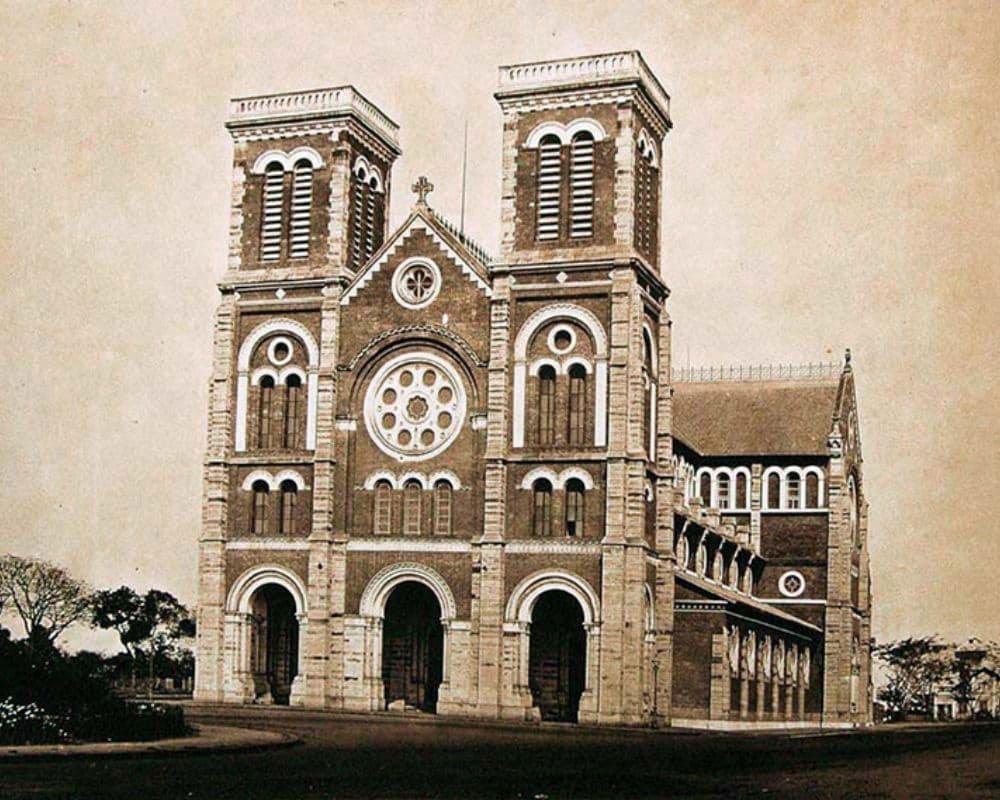 La cathédrale dans ses premières années, avant l'ajout des flèches.
