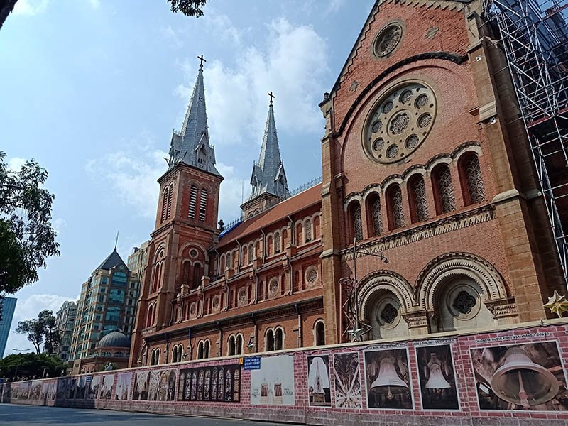 La cathédrale entourée d'échafaudages pendant sa restauration.