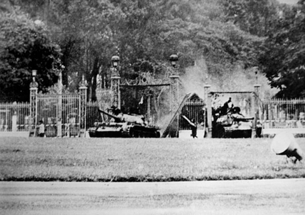Un char enfonce les grilles du palais, le 30 avril 1975.