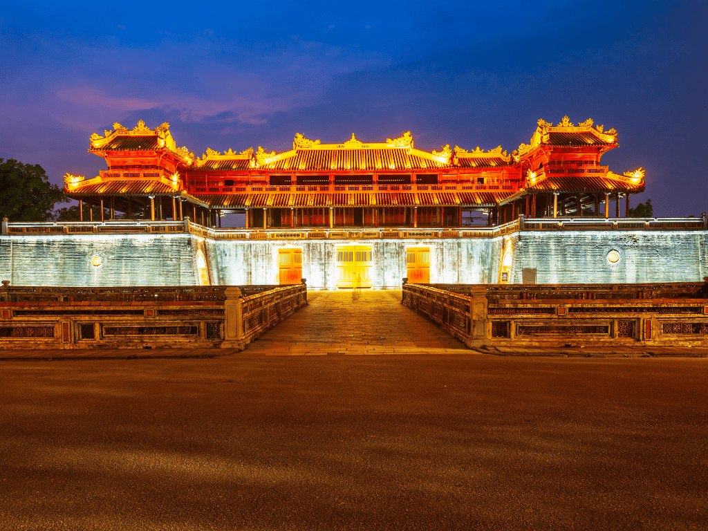 Cité impériale de Hue illuminée la nuit
