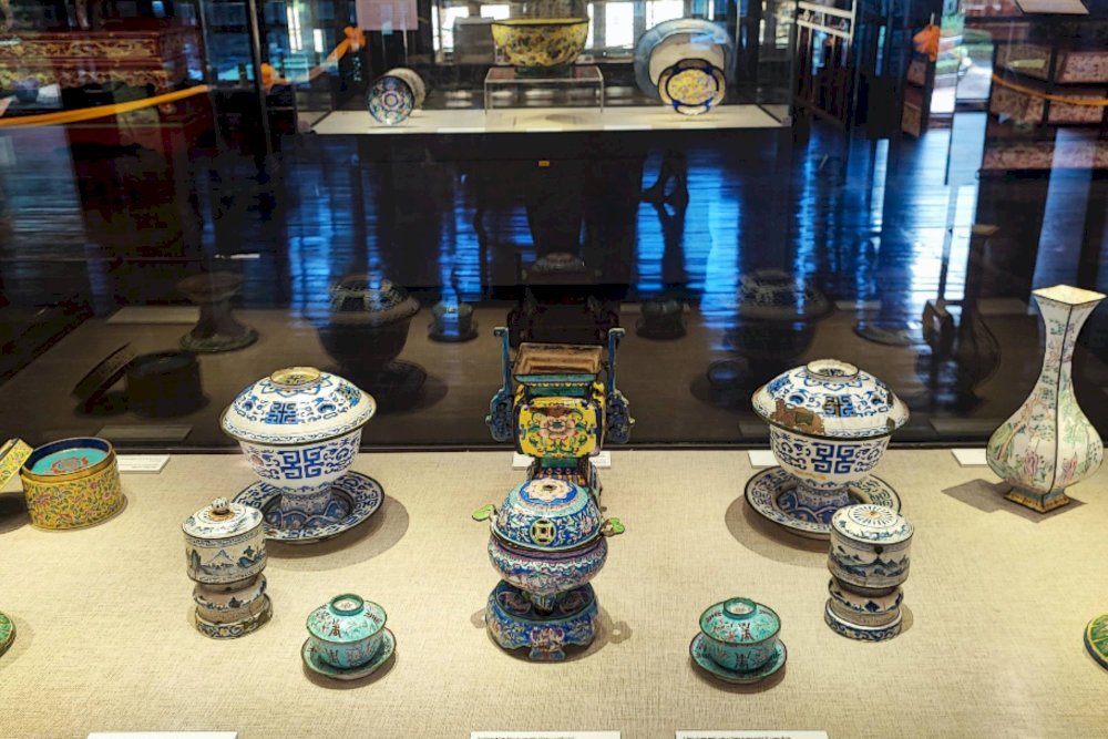 Collection d'objets royaux au Musée des antiquités royales de Hue