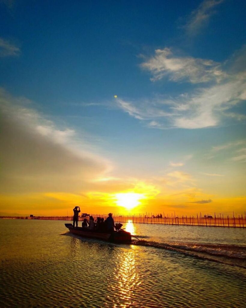 Coucher de soleil et barque sur la lagune de Tam Giang