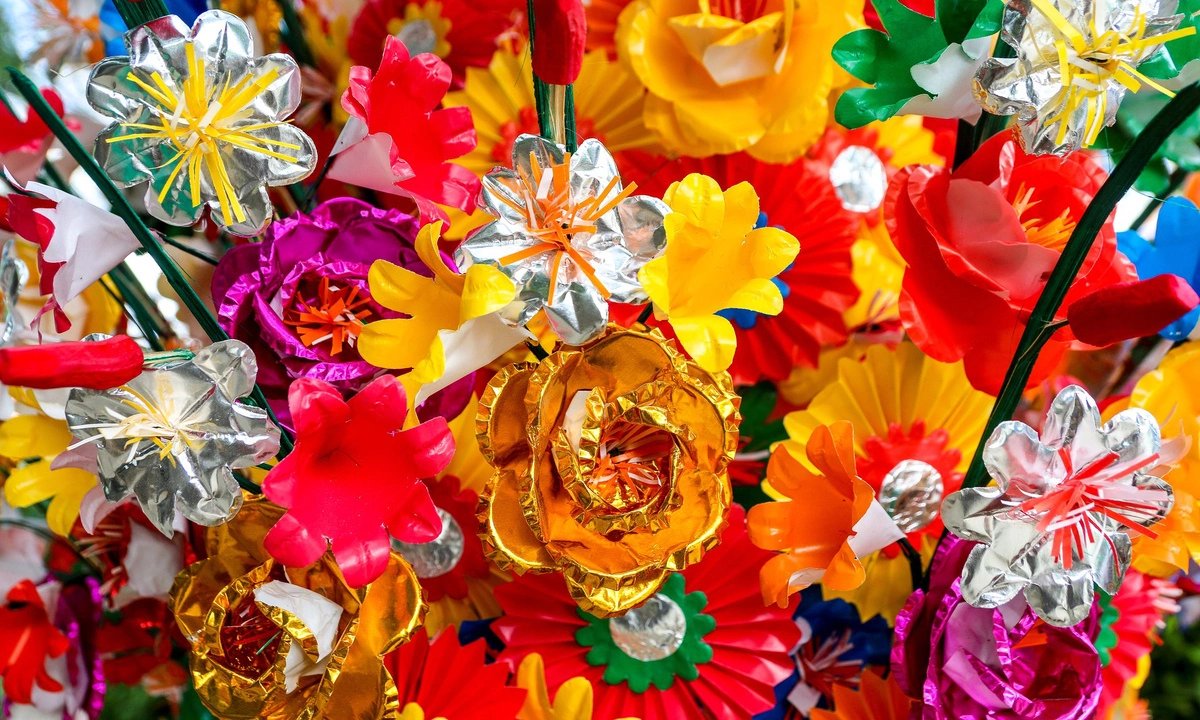 Fleurs en papier aux couleurs vives de Thanh Tien